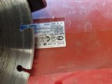 un gros plan d'une lame circulaire sur une machine