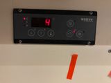 un gros plan d'une horloge accrochée au mur d'une salle de bains