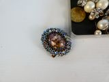 une boîte contenant tout un tas de bijoux, posée sur une table