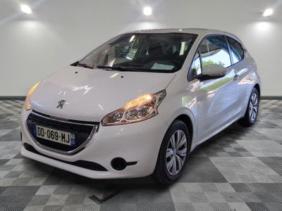 la petite voiture blanche est garée dans une grande pièce