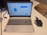 un ordinateur portable posé sur un bureau avec un chargeur