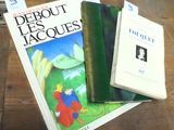trois livres posés sur une table l'un à côté de l'autre