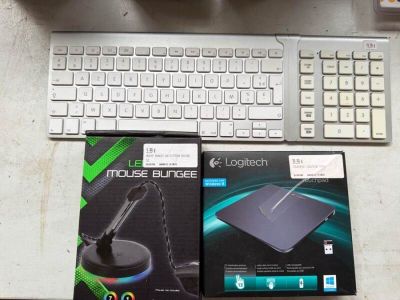 Un clavier numérique Apple LMP WKP-1314, avec un touchpad Lo…