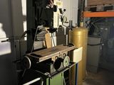 une machine qui se trouve dans un garage