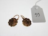 une paire de boucles d'oreilles en forme de fleurs, de couleur dorée, avec une étiquette de prix sur fond blanc