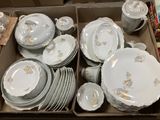 plusieurs assiettes et bols dans une boîte sur la table