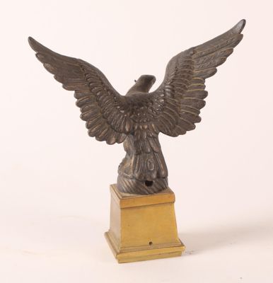 statue en bronze représentant un oiseau sur un socle, sur fond blanc