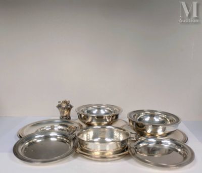 beaucoup de plats en argent sur la table