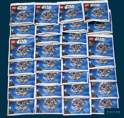 il y a plein de sachets Lego Star Wars sur la table