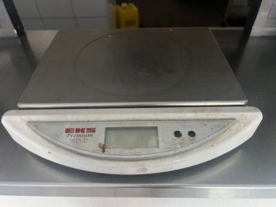 une photo d'une balance numérique posée sur un plan de travail