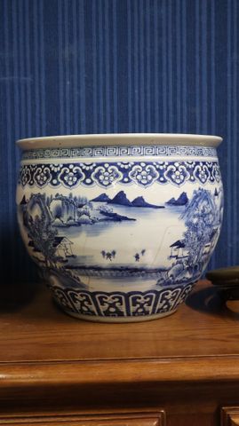 Chine. Important cache-pot en porcelaine à décor de scène animée ...