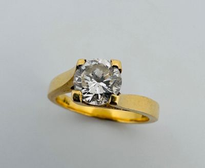 gros plan d'une bague en diamant sur une surface blanche