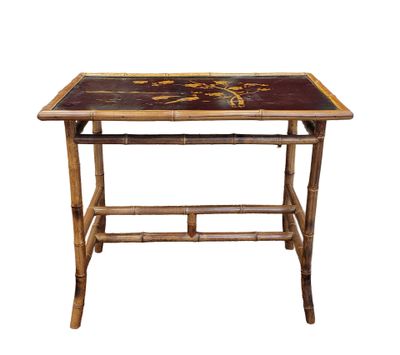 TABLE en bambou, le plateau en bois laqué à décor d'oiseaux …