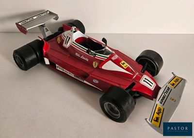 une maquette de voiture de course posée sur une surface blanche