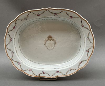 une assiette blanche ornée d'un motif doré et rouge