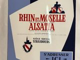 une pancarte accrochée au mur sur laquelle on peut lire « riin et mosele alssatta »