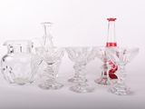 beaucoup de vases et de verres sur la table