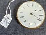 une montre de poche en or à laquelle est accrochée une étiquette sur le côté