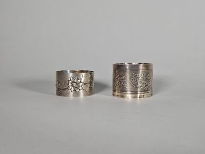 une paire de bagues en argent ornées de fleurs et de feuilles