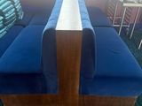 un canapé bleu posé sur un sol recouvert de moquette