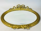 une image d'un miroir avec un cadre doré sur un fond blanc