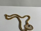 gros plan d'un collier sur une table à fond blanc