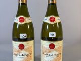 deux bouteilles de vin posées l'une à côté de l'autre sur une table
