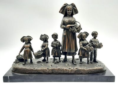 statue en bronze représentant une femme avec des enfants et un panier de fleurs