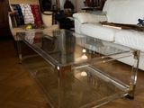 un salon avec un canapé blanc et une table basse en verre