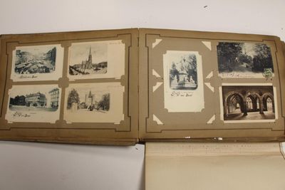 un livre ouvert sur lequel figurent des images de bâtiments