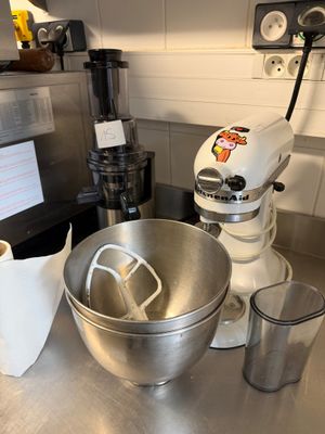 un batteur et un mixeur posés sur un plan de travail de cuisine