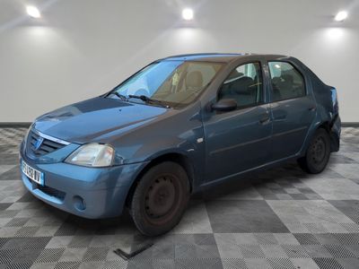 la photo d'une voiture bleue garée dans un garage