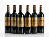 six bouteilles de vin sont alignées dans une rangée