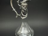 un pichet ancien en verre plaqué argent sur fond noir