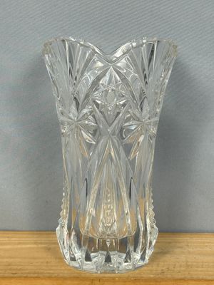 un vase en verre posé sur une table
