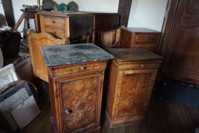 un bureau au plateau en marbre dans une pièce remplie de meubles