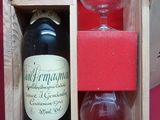 une bouteille de vin et deux verres vides dans une boîte en bois