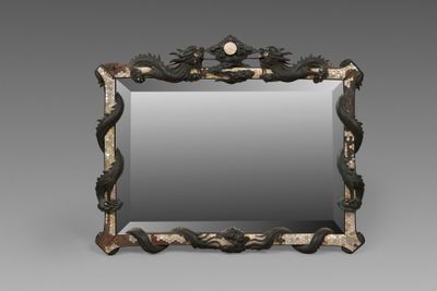 une image représentant un miroir orné d'un motif d'oiseau et de fleur
