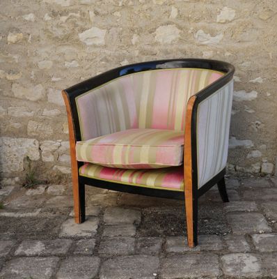 Fauteuil corbeille en bois de placage laqué noir, le dossier…