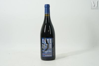 une bouteille de vin posée sur une table