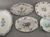 plusieurs assiettes ornées de fleurs bleues et jaunes, posées sur une table
