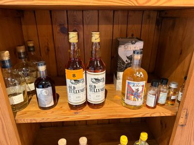 de nombreuses bouteilles d'alcool sur les étagères de cette armoire