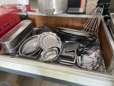 many pans and pans in this kitchen drawer
