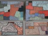quatre œuvres d'art posées sur une table