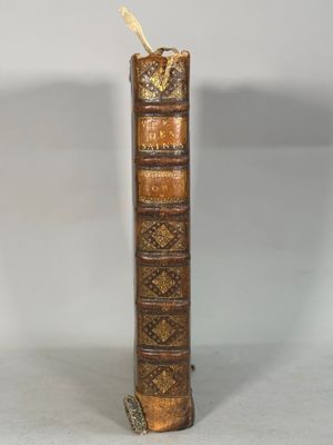 un vieux livre posé sur une table