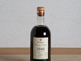 une bouteille d'alcool posée sur une table à côté d'une bouteille de vin