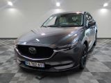 le mazda cx - 5 est garé sur un sol en damier