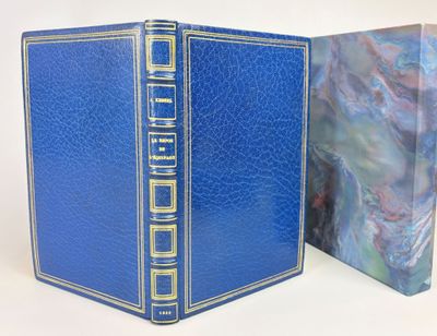 un livre bleu ouvert, bordé d'or, avec une illustration sur la couverture