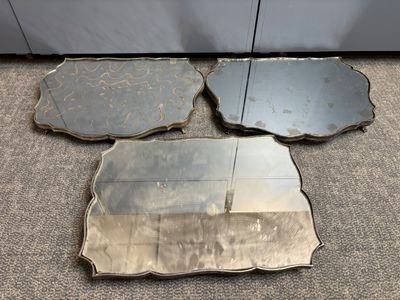 trois morceaux de miroir posés par terre les uns à côté des autres