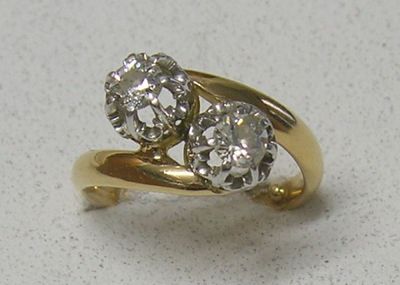 une bague en or sertie de deux diamants